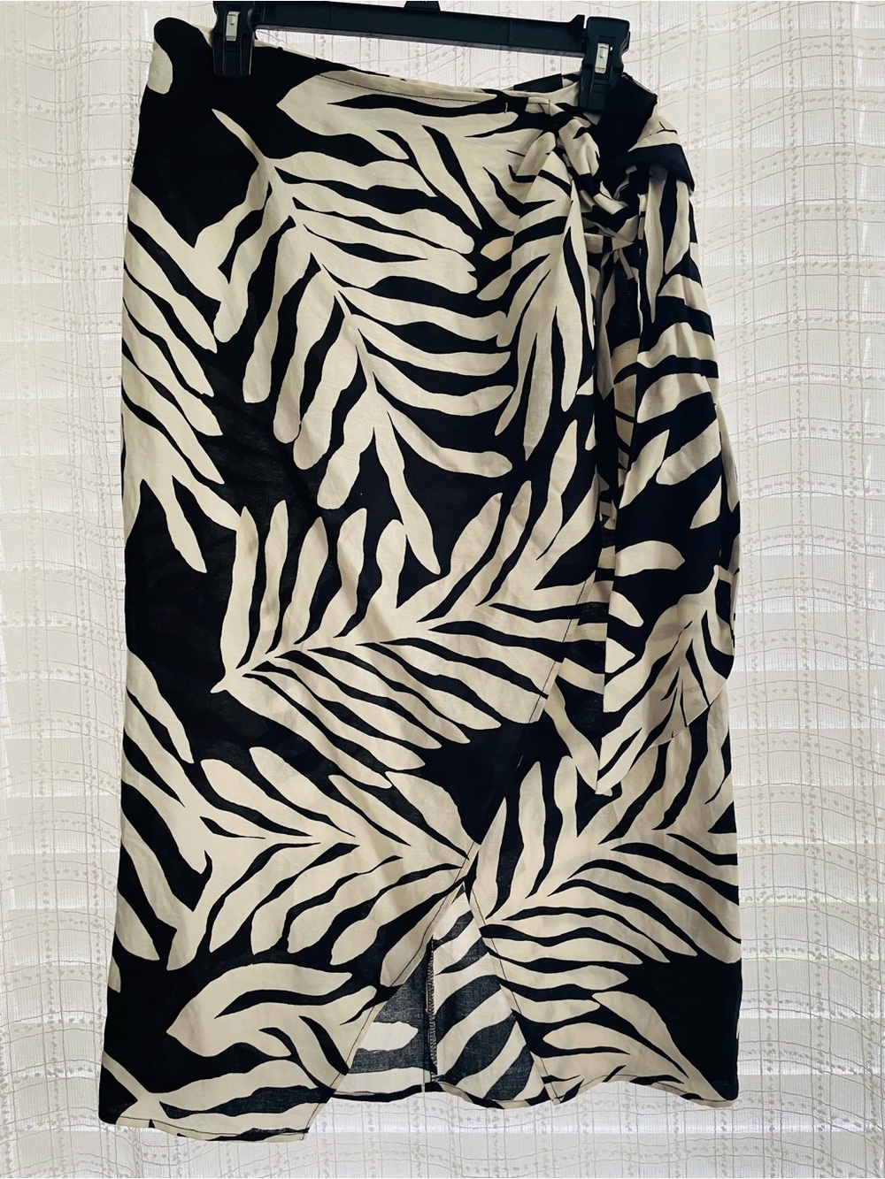 H&M Black and Cream Palm-Print Wrap skirt/ Sarong NWOT